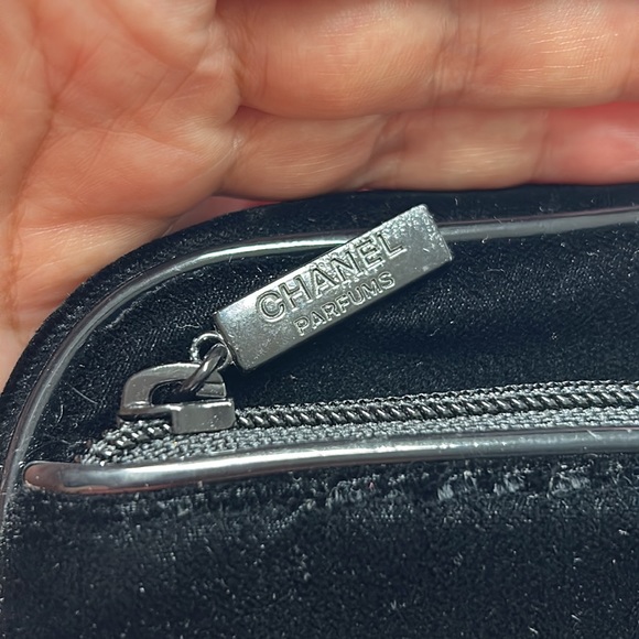 🖤CHANEL PARFUMS black velvet clutch or makeup pouch NEW - Picture 5 of 17